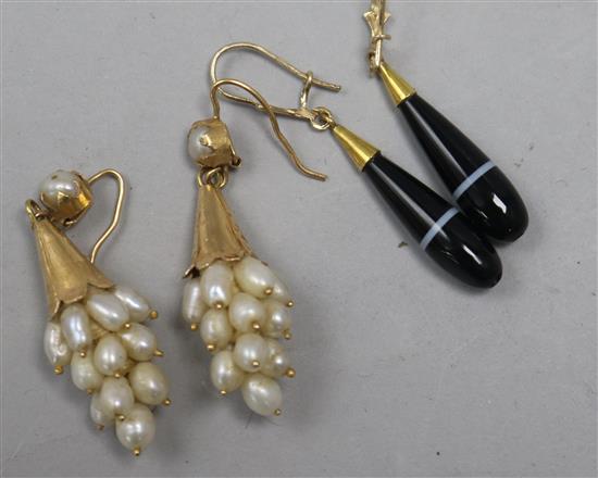 A pair of agate and pair of pearl earrings